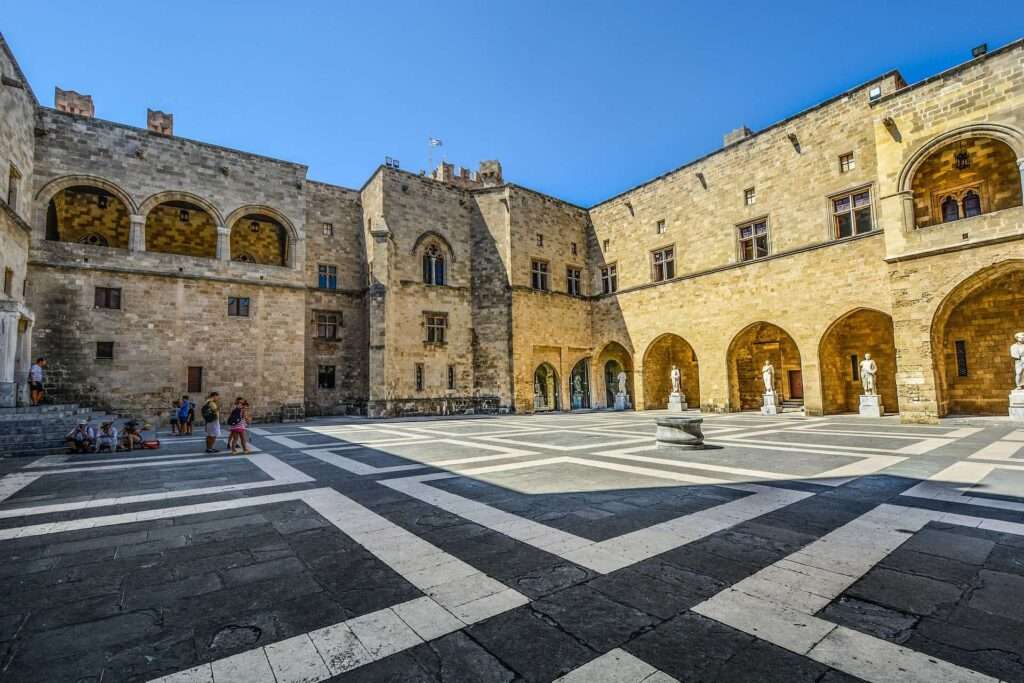 location de voiture Rhodes Place du Palais des Grands Maîtres