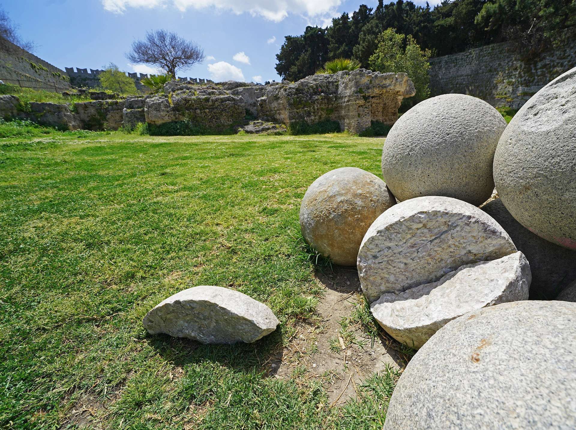 location de voitures Rhodes Ballade dans la Fosse de la vieille ville